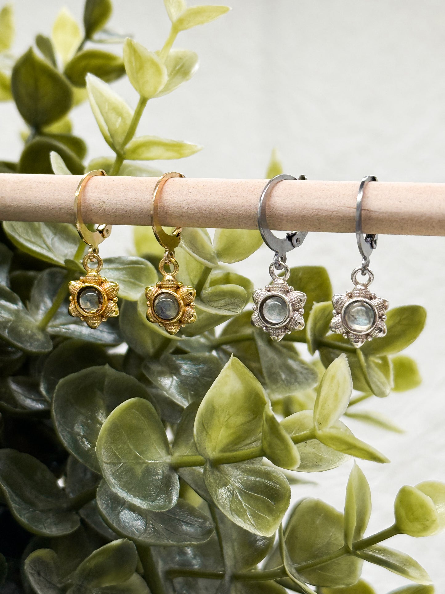 Mini Blumen Labradorit Ohrringe | Gold & Silber | Edelstahl