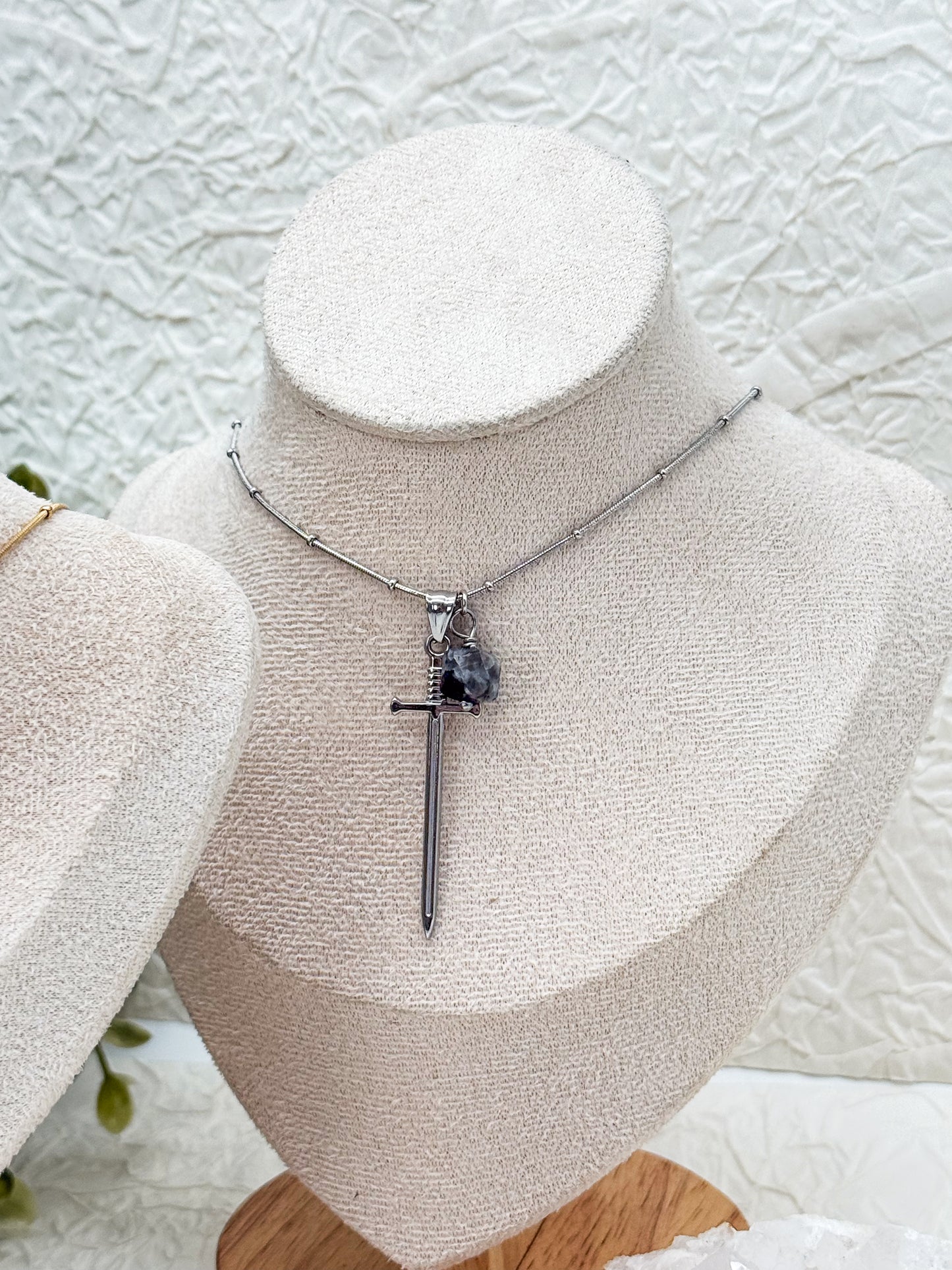 Schwert Kette mit schwarzem Labradorit | Gold und Silber | Edelstahl