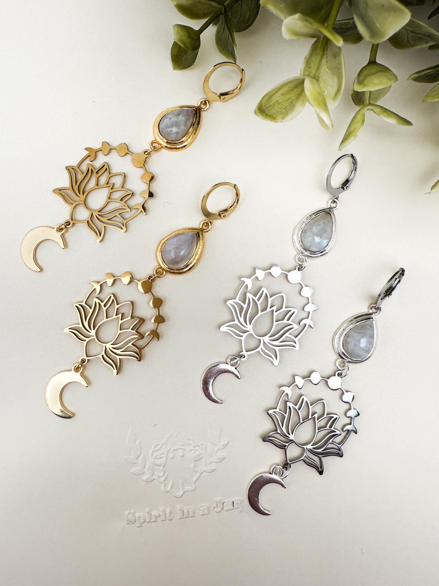 Lotus in Moonlight Mondstein Ohrringe | Gold & Silber