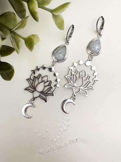 Lotus in Moonlight Mondstein Ohrringe | Gold & Silber