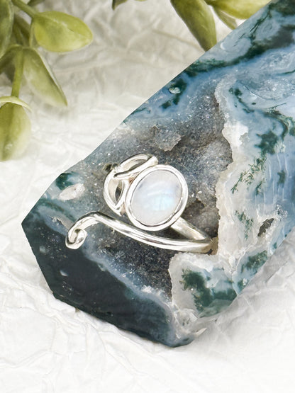 Moonweave Hexenknoten Ring - Mondstein | Größenverstellbar