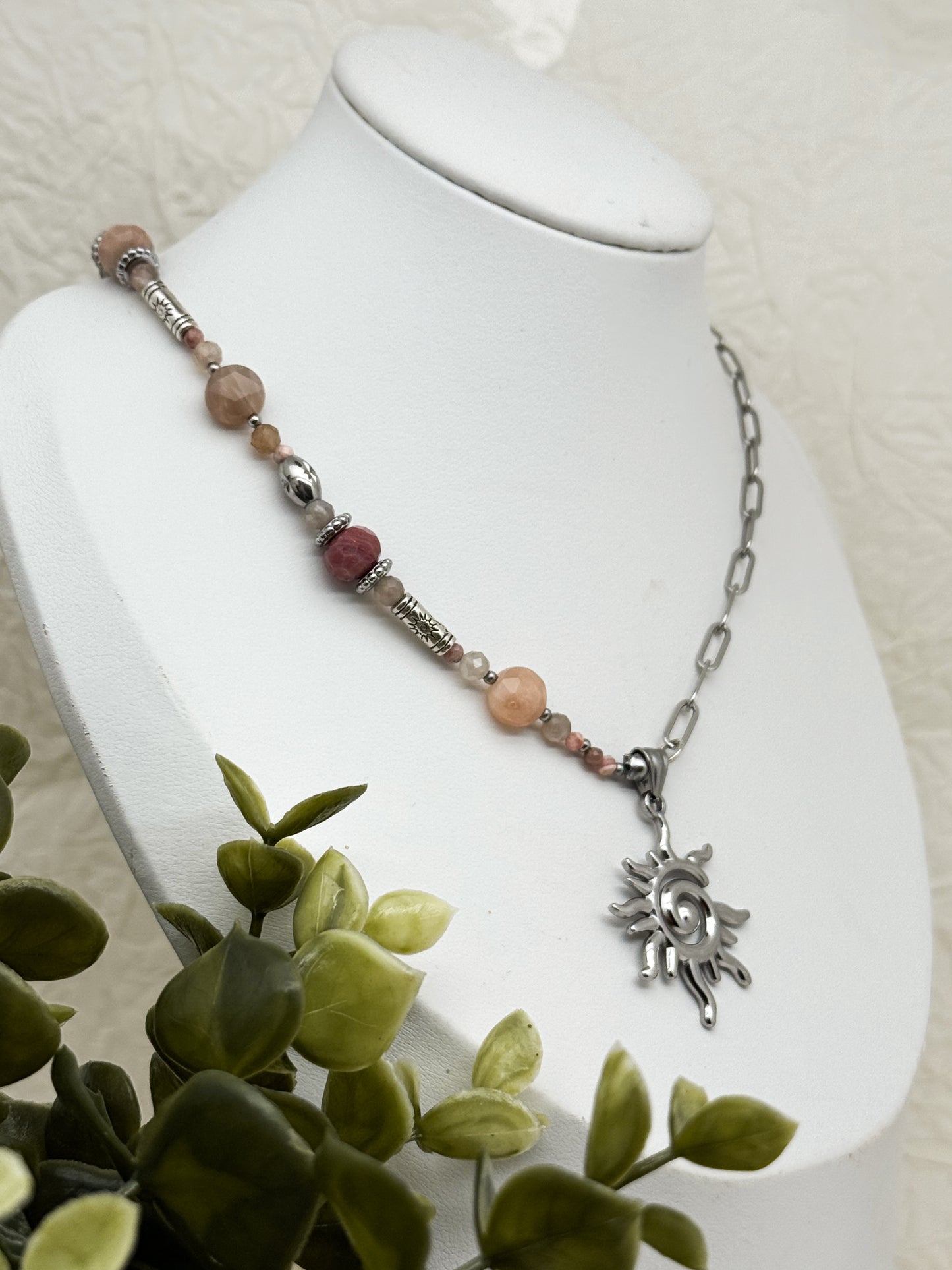 "Aurora Rosea" Perlenkette | Rhodochrosit & Pfirsich Mondstein | Gold & Silber