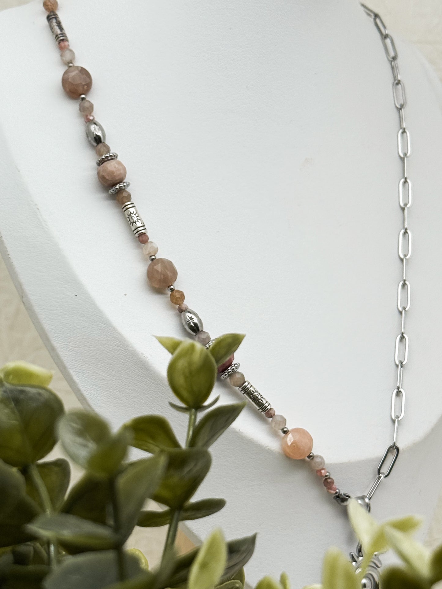 "Aurora Rosea" Perlenkette | Rhodochrosit & Pfirsich Mondstein | Gold & Silber