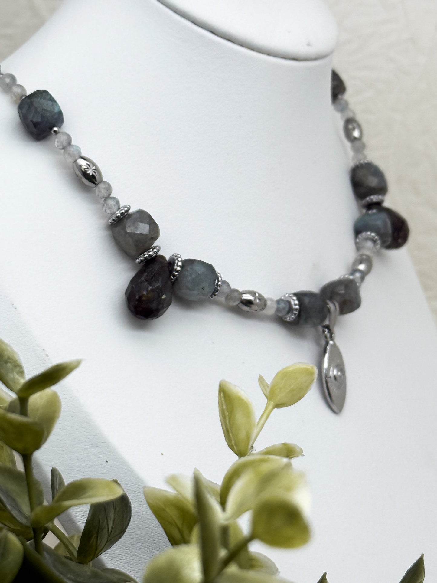 "Oculus Lucis" Perlenkette | Labradorit | Gold & Silber