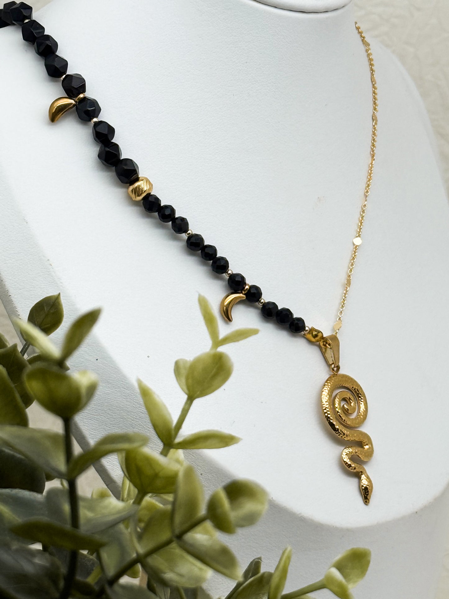 "Serpentis Luna" Perlenkette | Obsidian | Gold & Silber