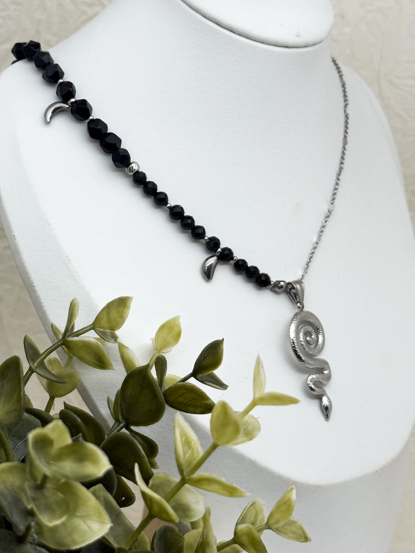 "Serpentis Luna" Perlenkette | Obsidian | Gold & Silber